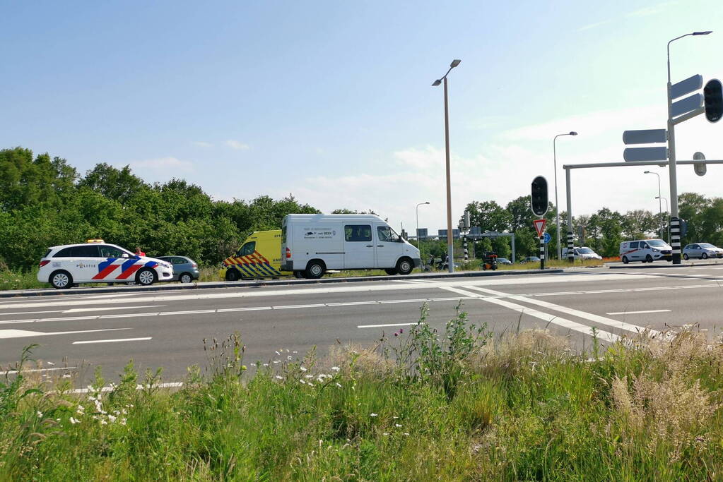 Bestelbus botst op scootmobiel
