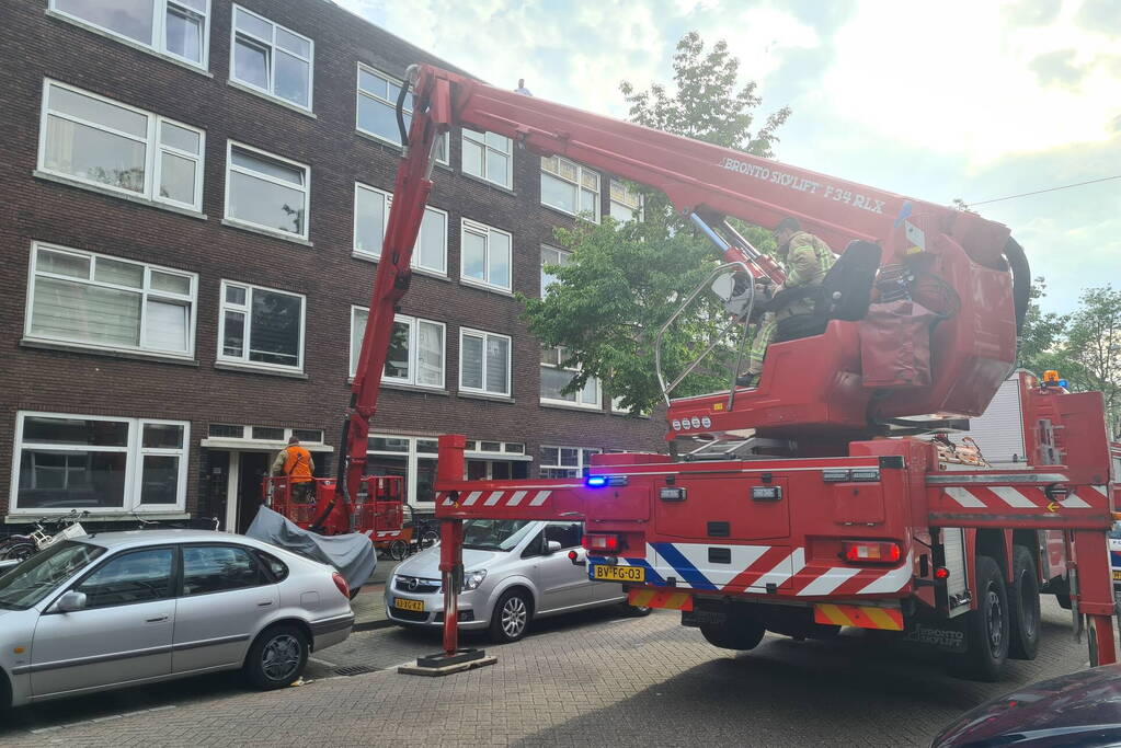 Brand op dak van appartementencomplex