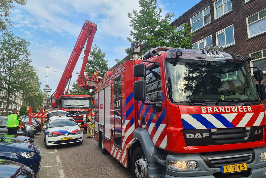Brand op dak van appartementencomplex