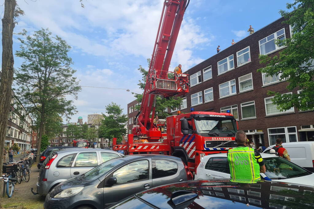 Brand op dak van appartementencomplex