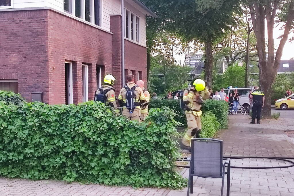 Woningbrand trekt veel bekijks van omwonenden