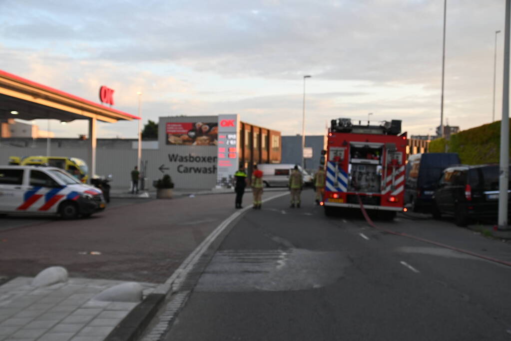 Brommobiel belandt op zijkant na ongeval en brandt volledig uit