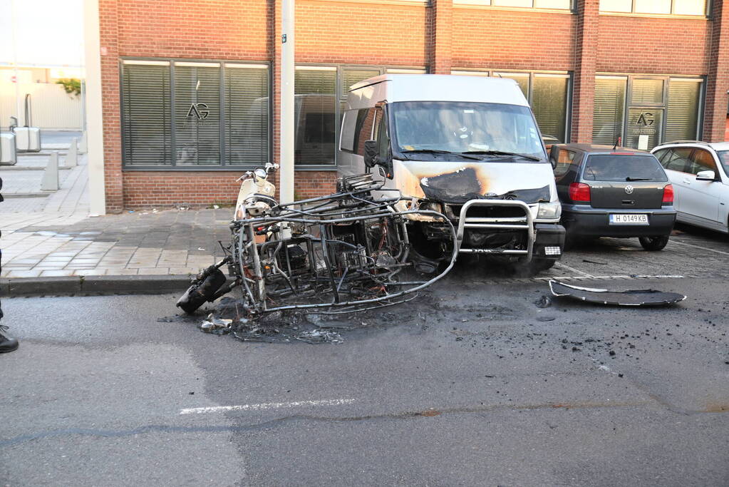 Brommobiel belandt op zijkant na ongeval en brandt volledig uit