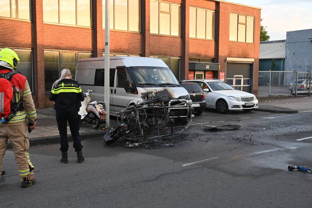 Brommobiel belandt op zijkant na ongeval en brandt volledig uit