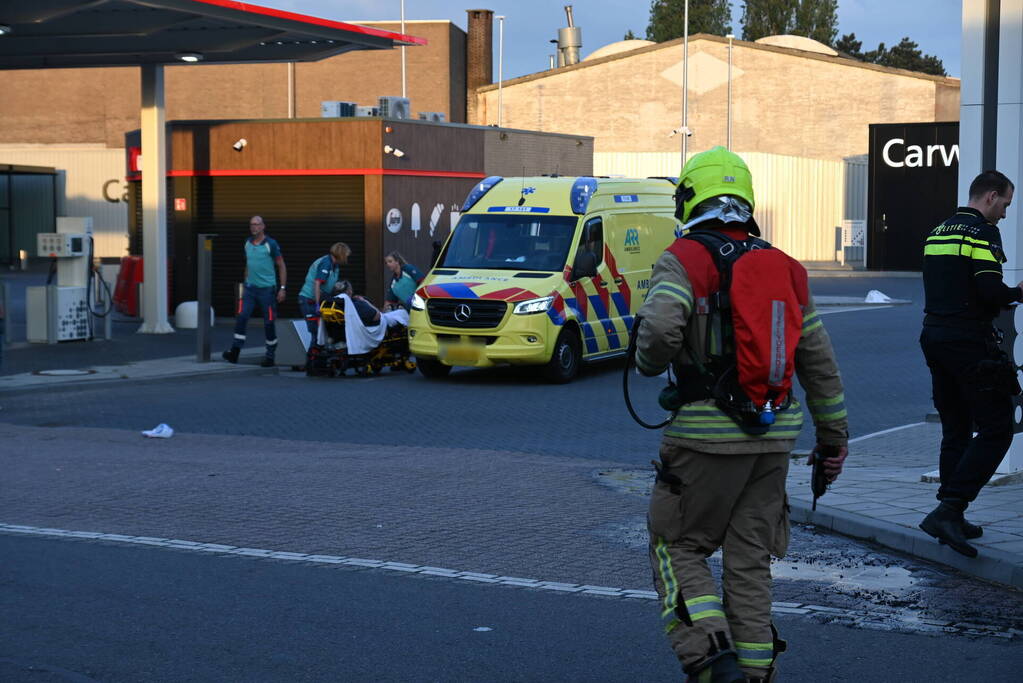 Brommobiel belandt op zijkant na ongeval en brandt volledig uit