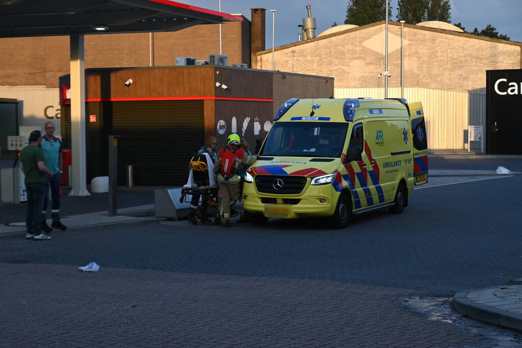 Brommobiel belandt op zijkant na ongeval en brandt volledig uit