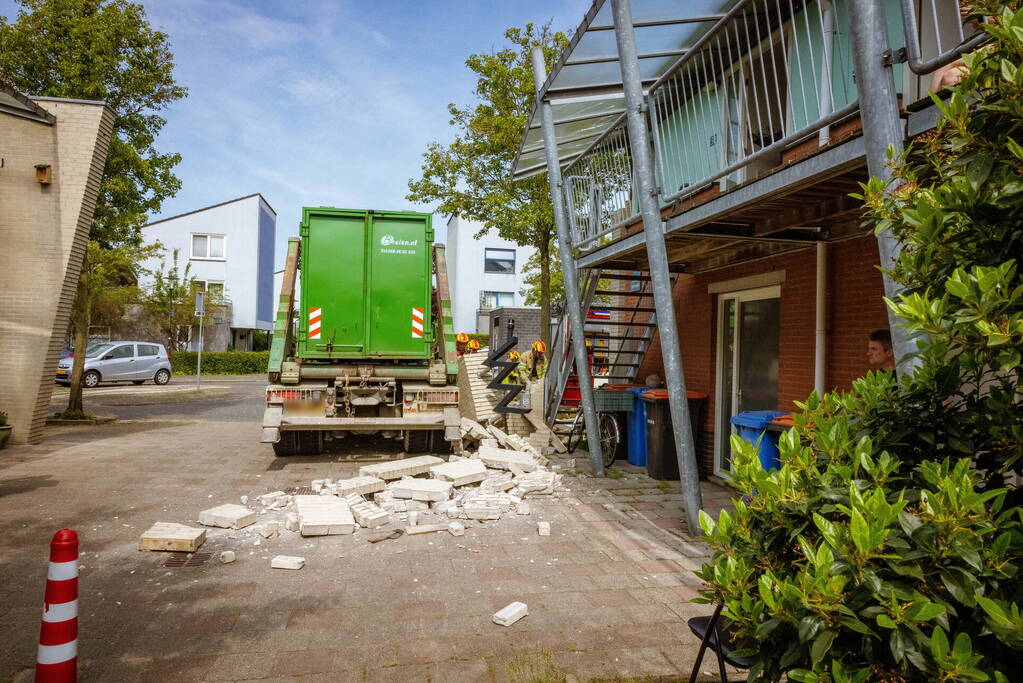 Schade aan woning na botsing met vrachtwagen