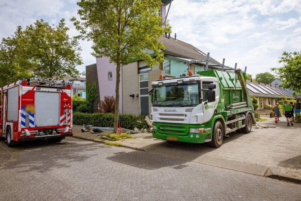 Schade aan woning na botsing met vrachtwagen