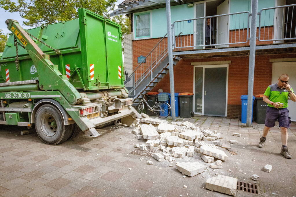 Schade aan woning na botsing met vrachtwagen