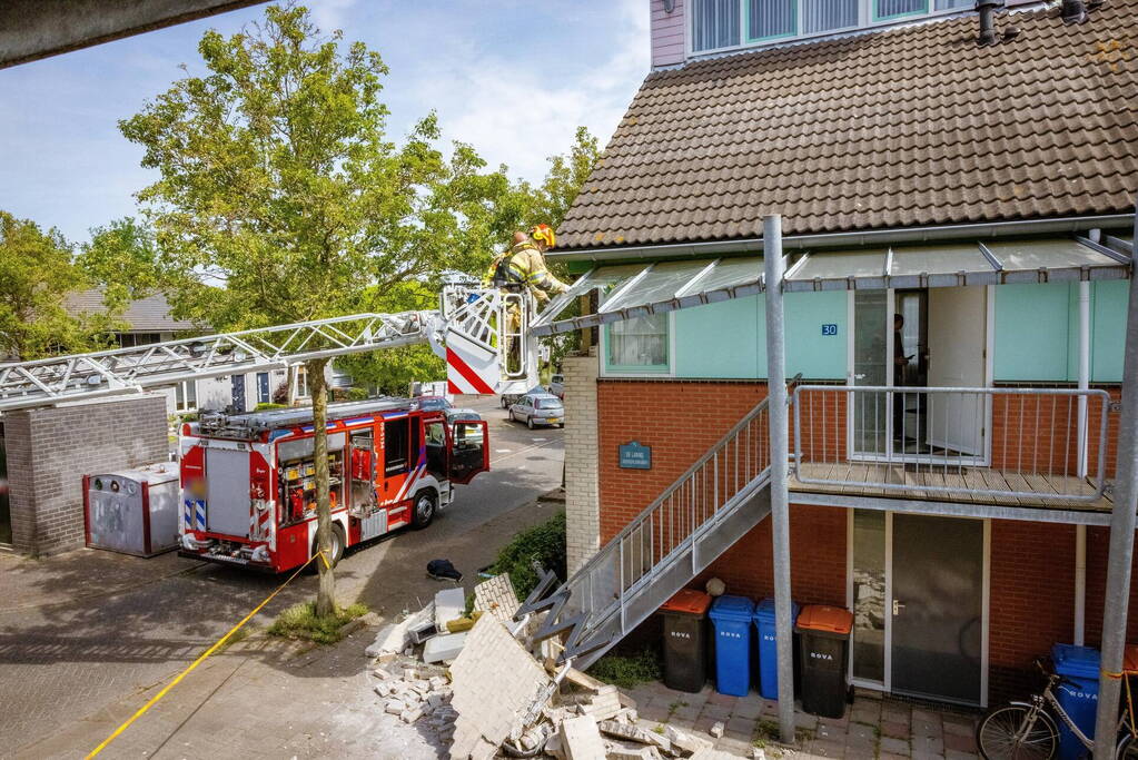 Schade aan woning na botsing met vrachtwagen