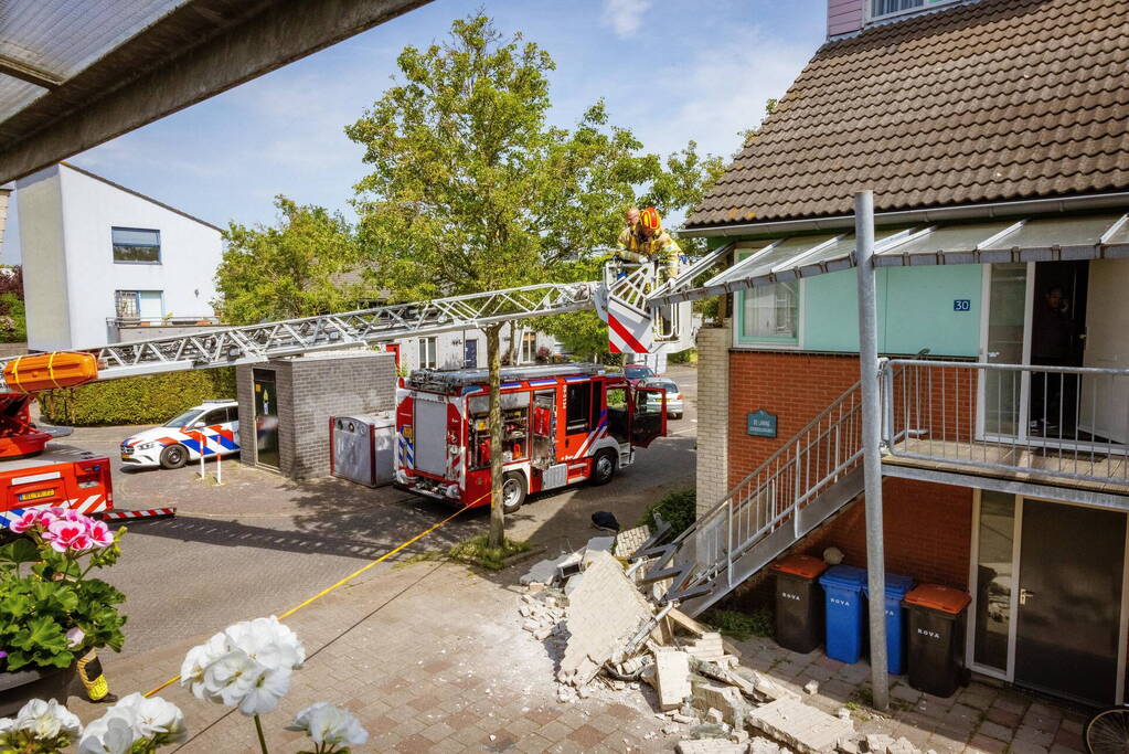 Schade aan woning na botsing met vrachtwagen