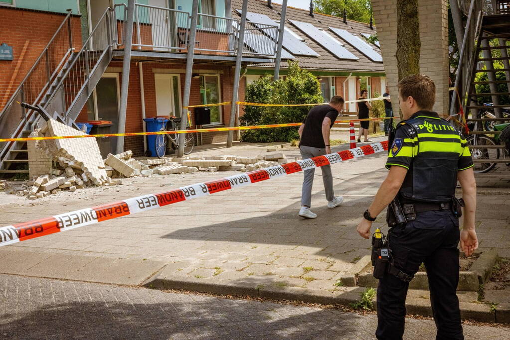 Schade aan woning na botsing met vrachtwagen