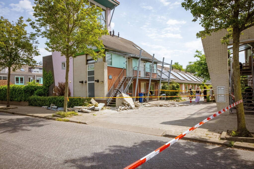 Schade aan woning na botsing met vrachtwagen