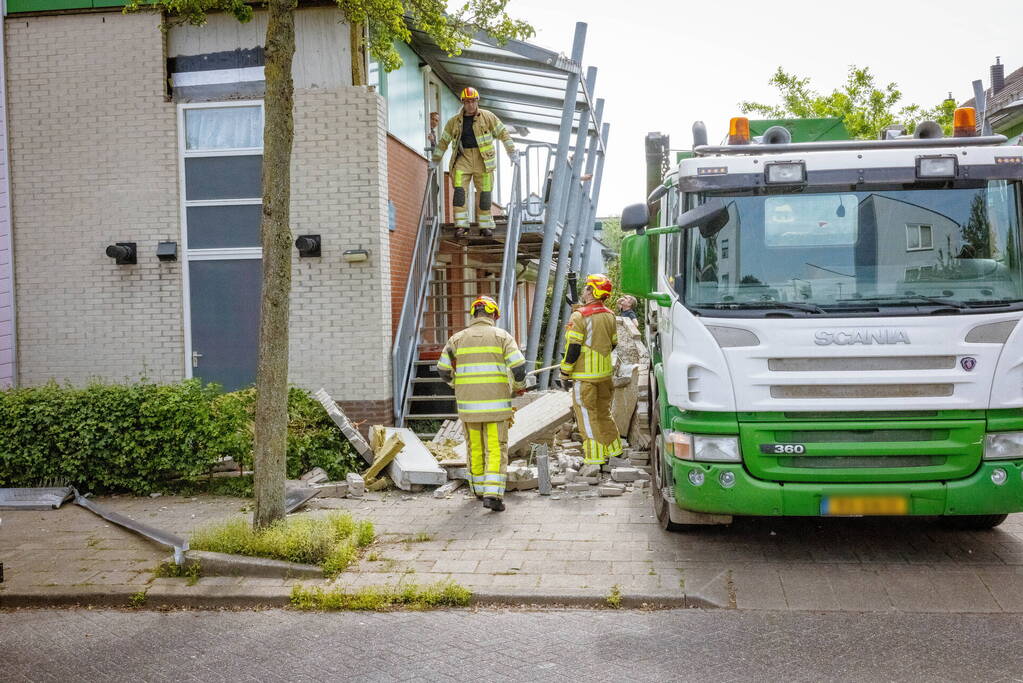 Schade aan woning na botsing met vrachtwagen