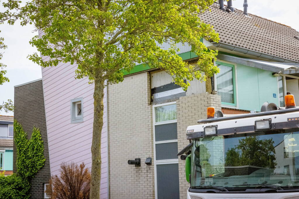 Schade aan woning na botsing met vrachtwagen