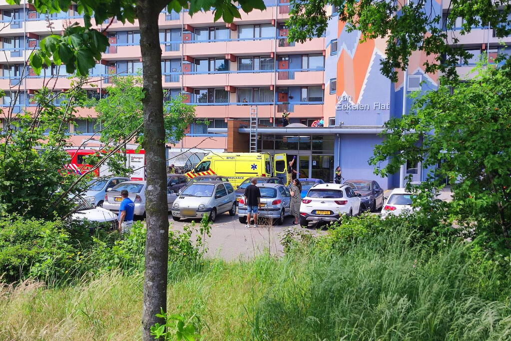 Persoon ernstig gewond bij val op dak flatentree