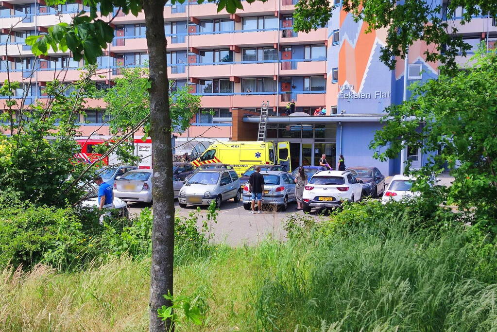 Persoon ernstig gewond bij val op dak flatentree