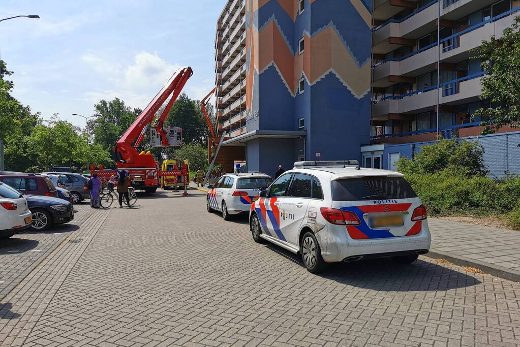 Persoon ernstig gewond bij val op dak flatentree