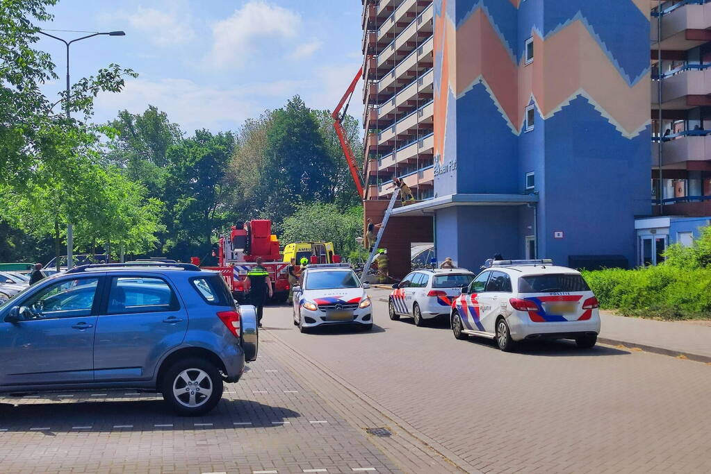 Persoon ernstig gewond bij val op dak flatentree