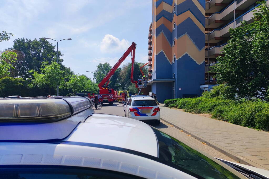 Persoon ernstig gewond bij val op dak flatentree