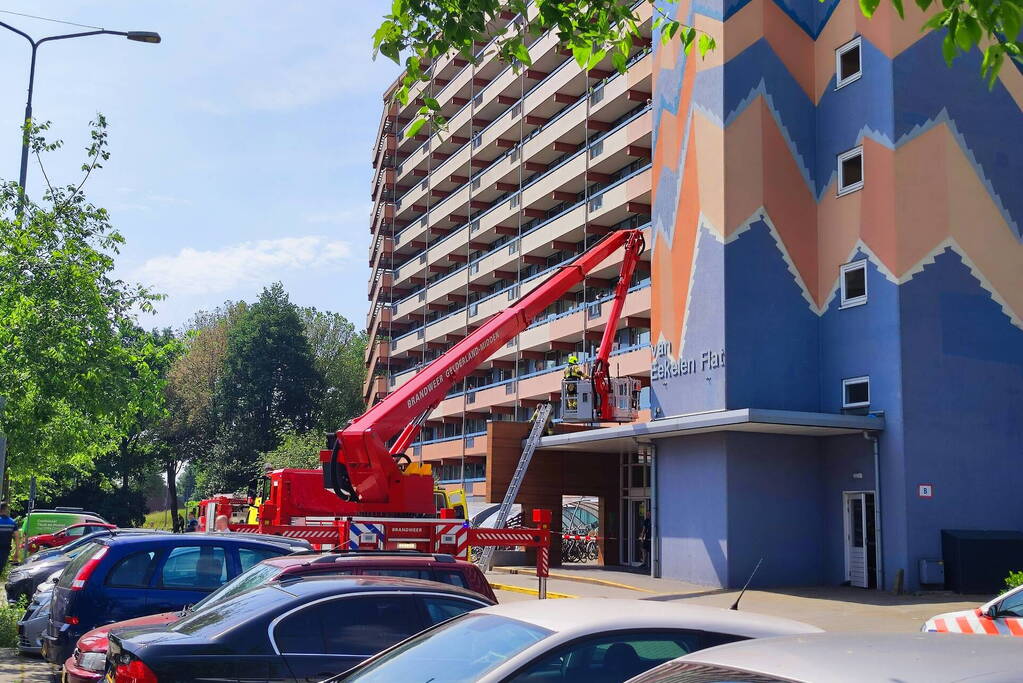 Persoon ernstig gewond bij val op dak flatentree