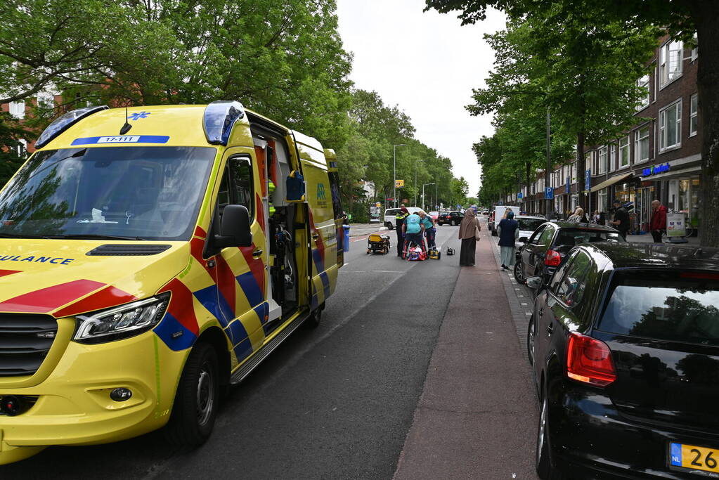 Vrouw gewond bij botsing met personenauto