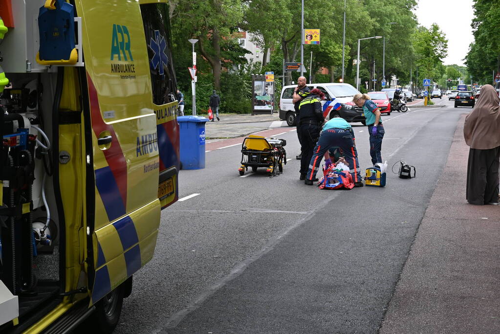 Vrouw gewond bij botsing met personenauto