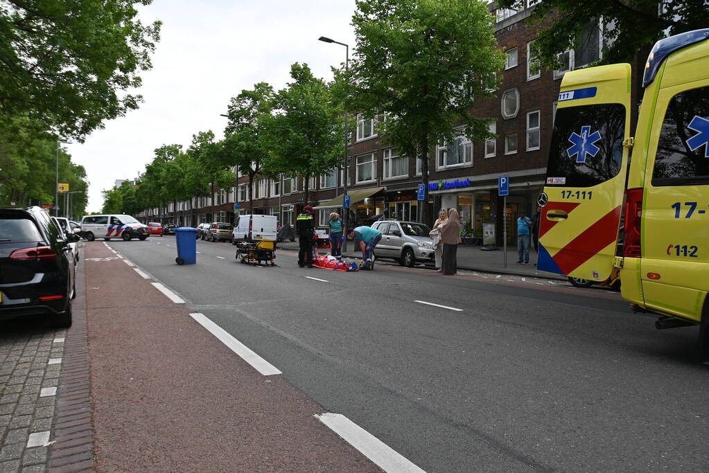 Vrouw gewond bij botsing met personenauto