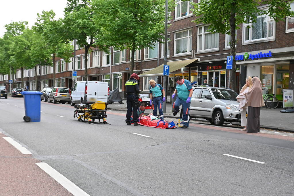 Vrouw gewond bij botsing met personenauto