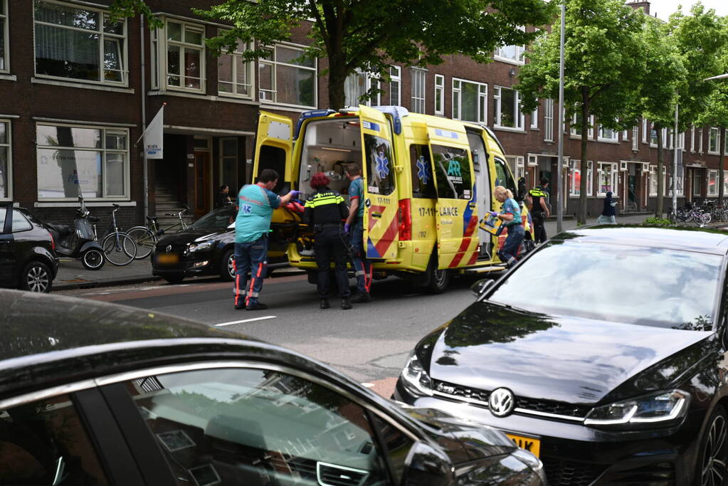 Vrouw gewond bij botsing met personenauto