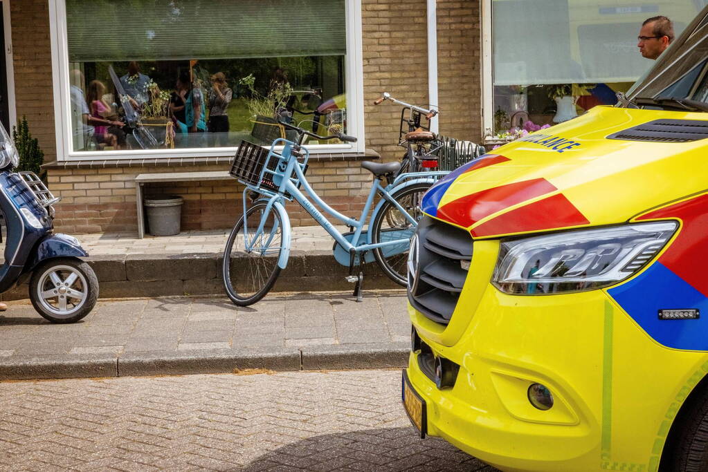 Kind met voet klem tussen spaken van fietswiel