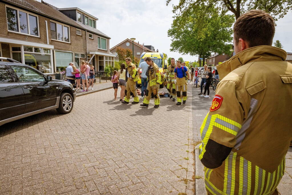 Kind met voet klem tussen spaken van fietswiel