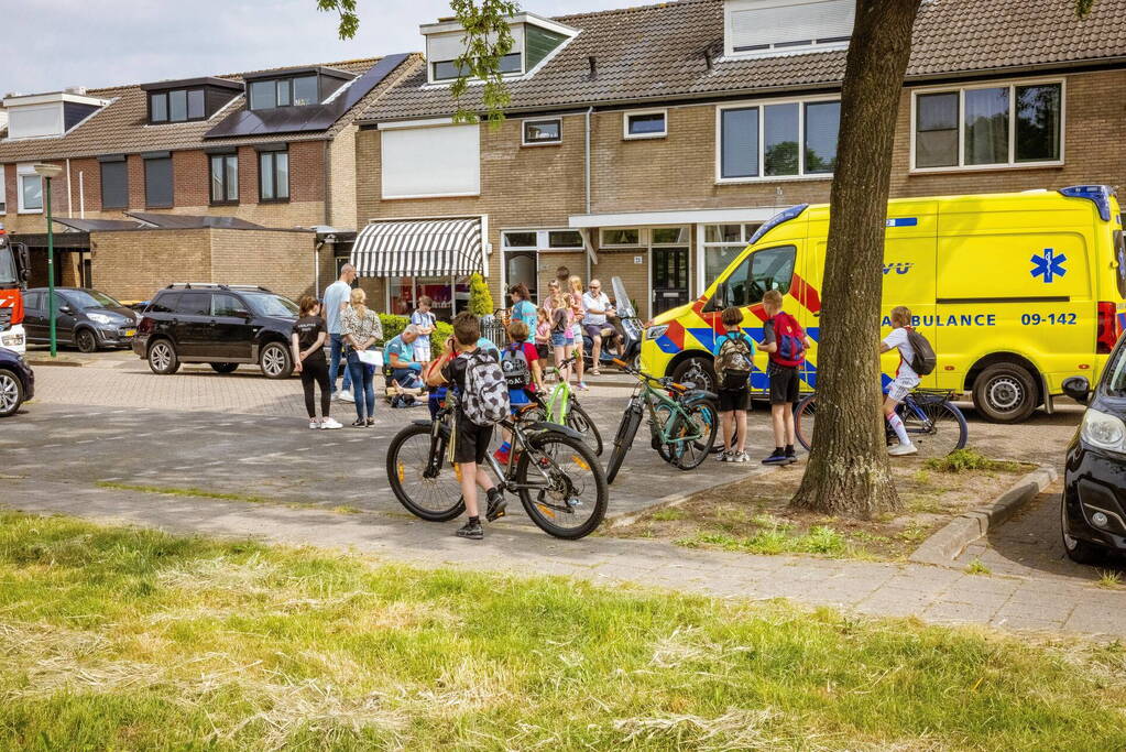 Kind met voet klem tussen spaken van fietswiel