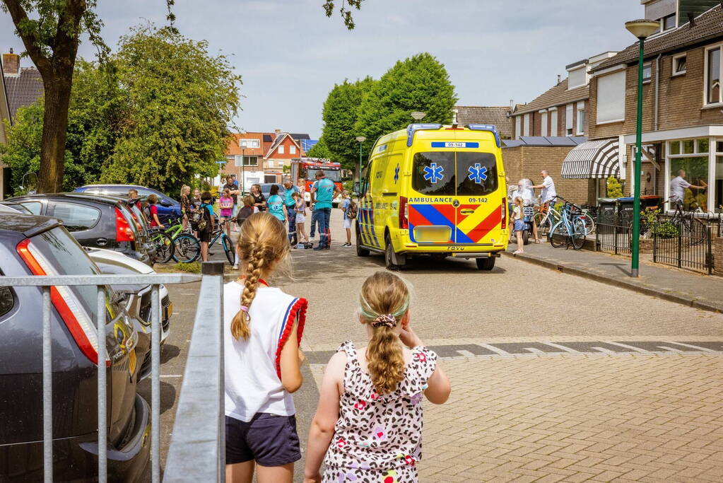 Kind met voet klem tussen spaken van fietswiel