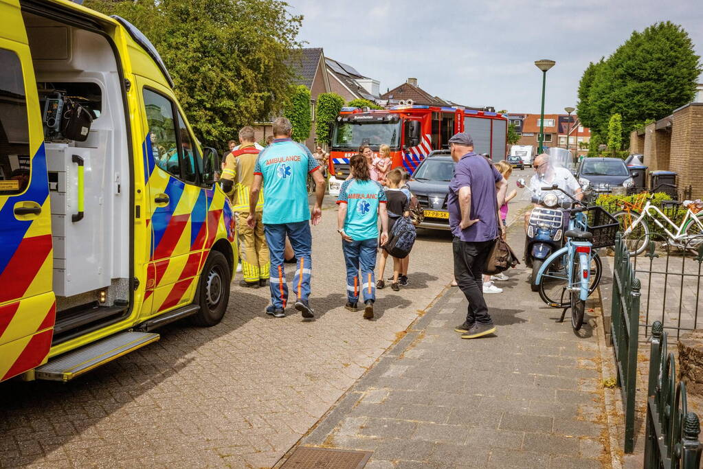 Kind met voet klem tussen spaken van fietswiel