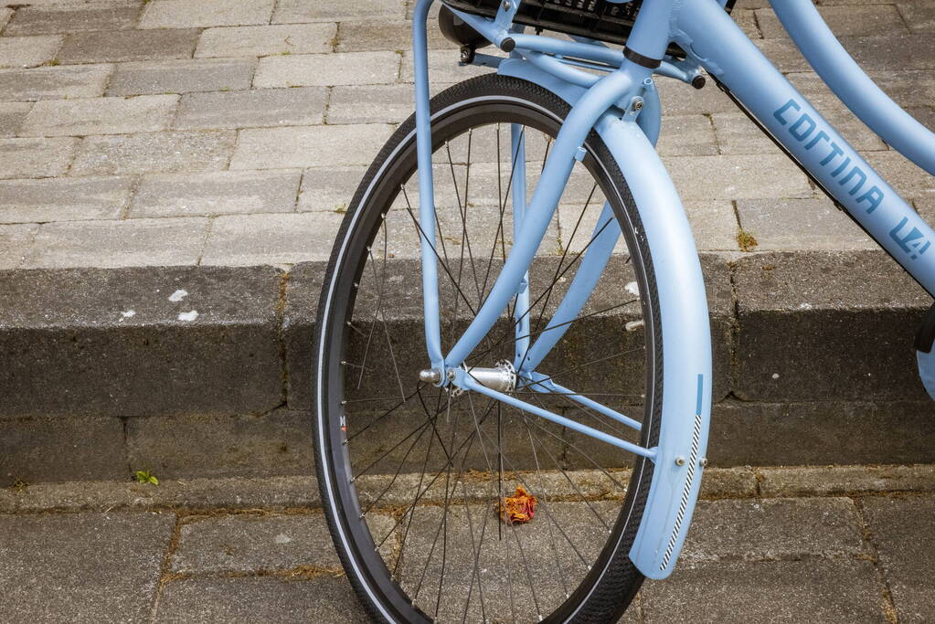 Kind met voet klem tussen spaken van fietswiel