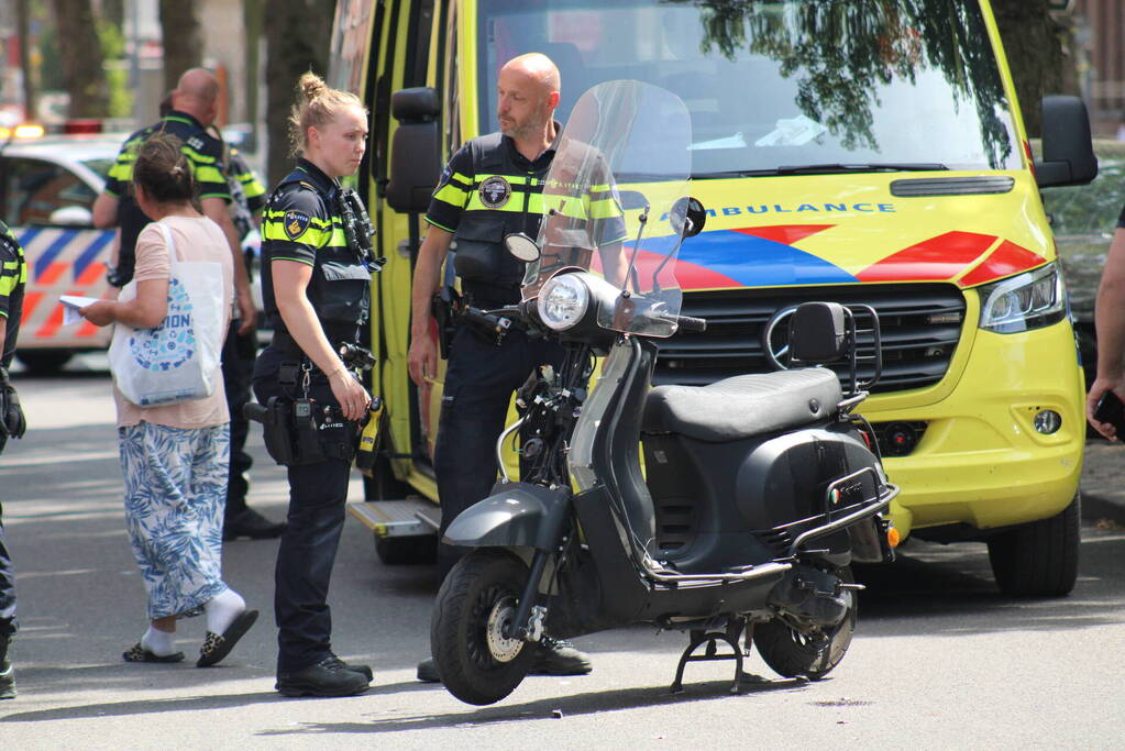 Scooterrijder gewond bij botsing met openslaand portier