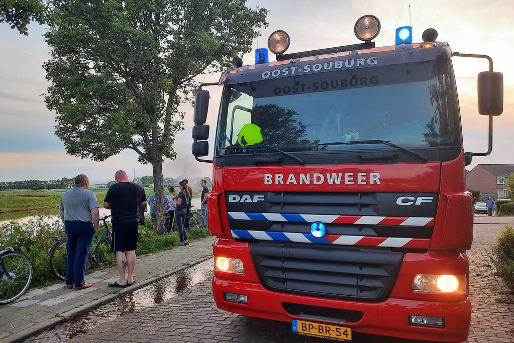 Boot brandt volledig uit