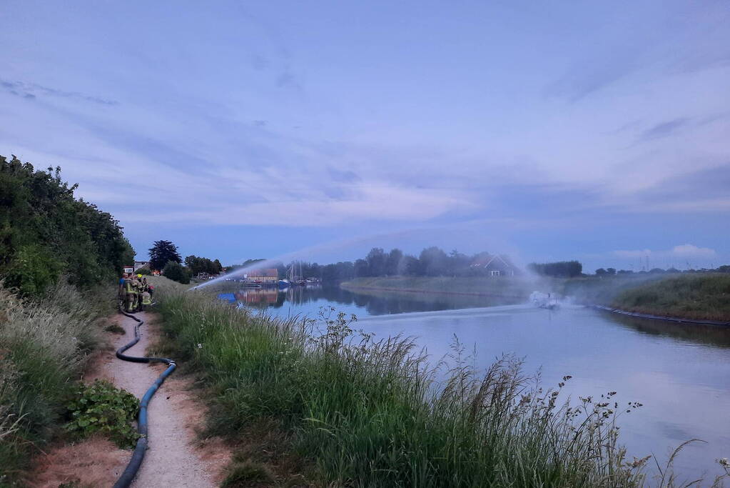 Boot brandt volledig uit