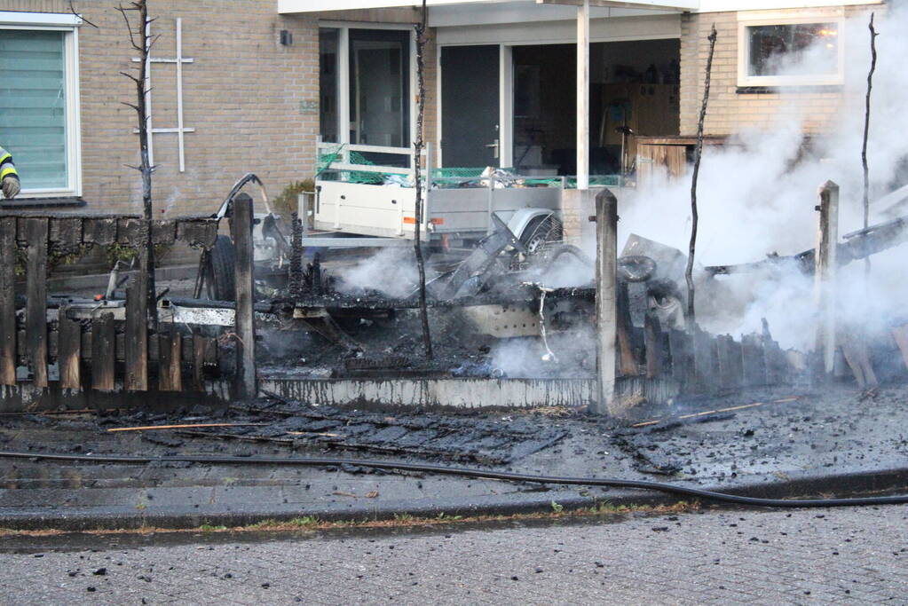 Autobrand slaat over op caravan en woning