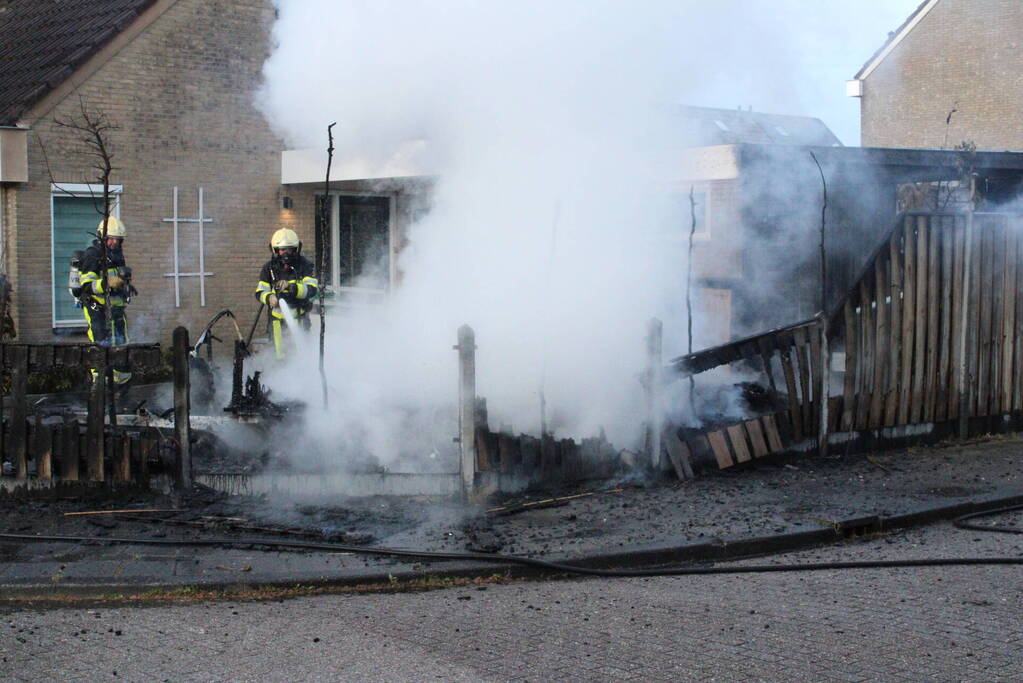 Autobrand slaat over op caravan en woning