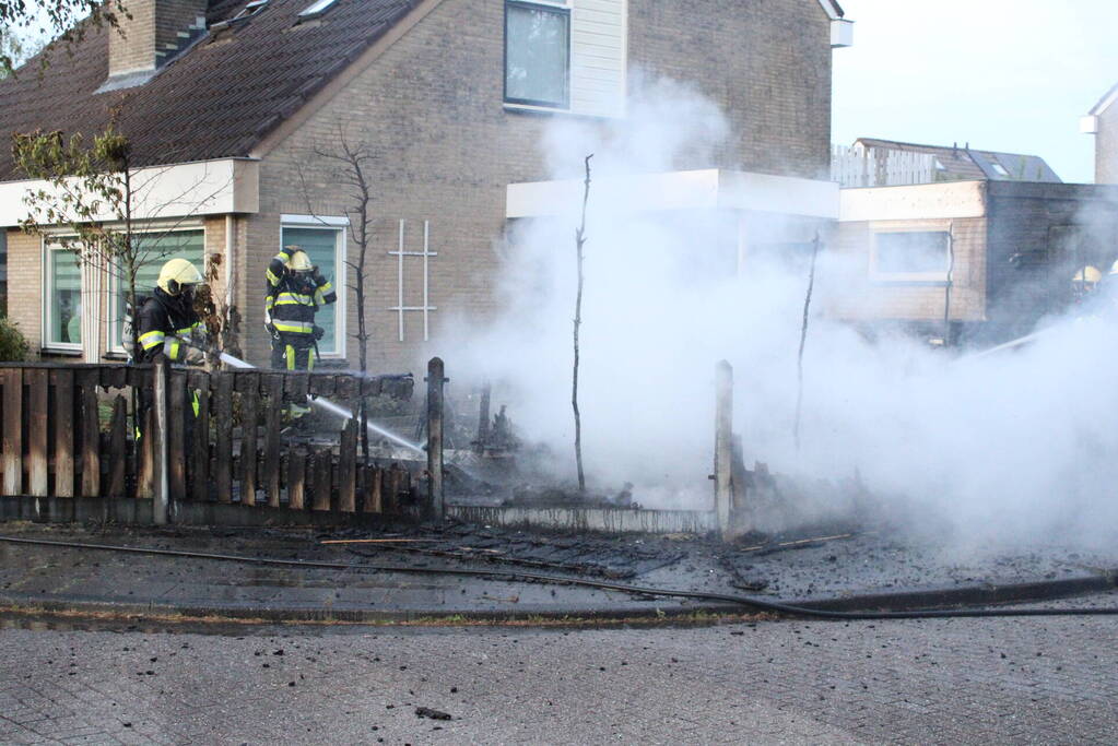 Autobrand slaat over op caravan en woning