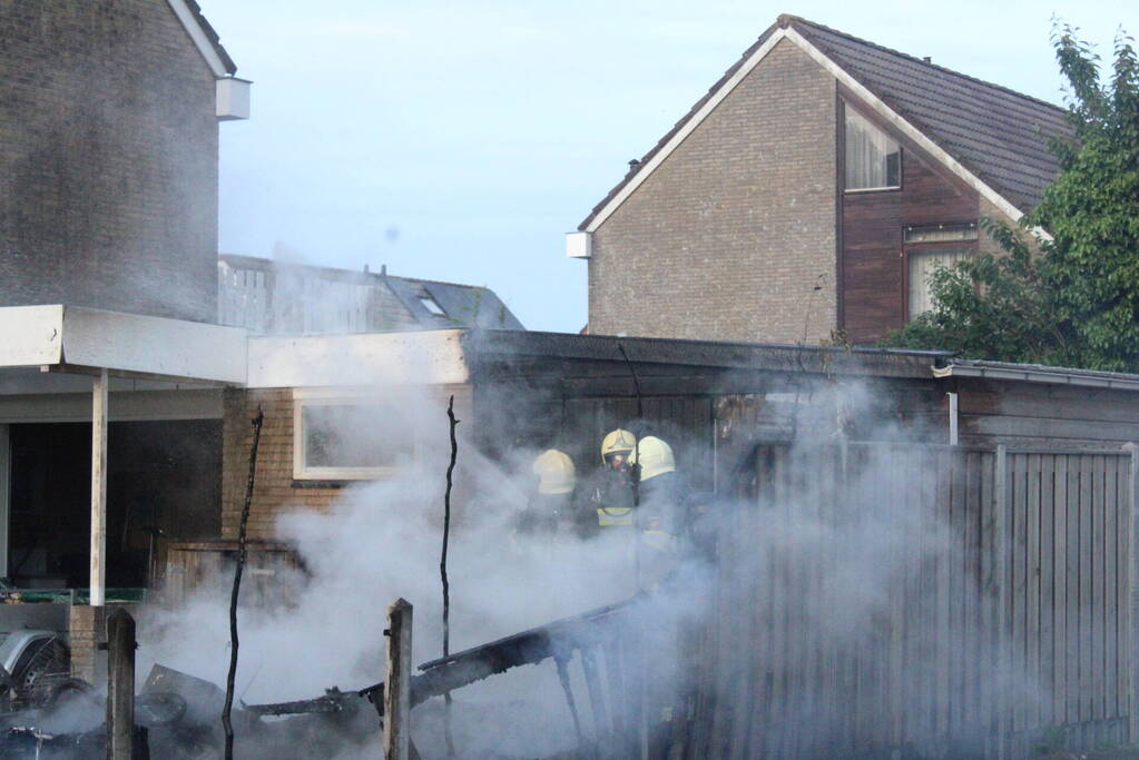 Autobrand slaat over op caravan en woning