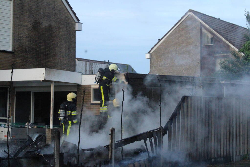 Autobrand slaat over op caravan en woning