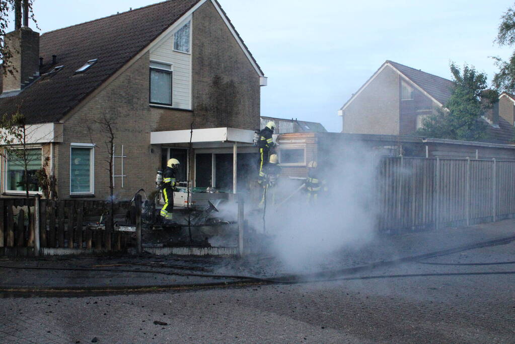 Autobrand slaat over op caravan en woning