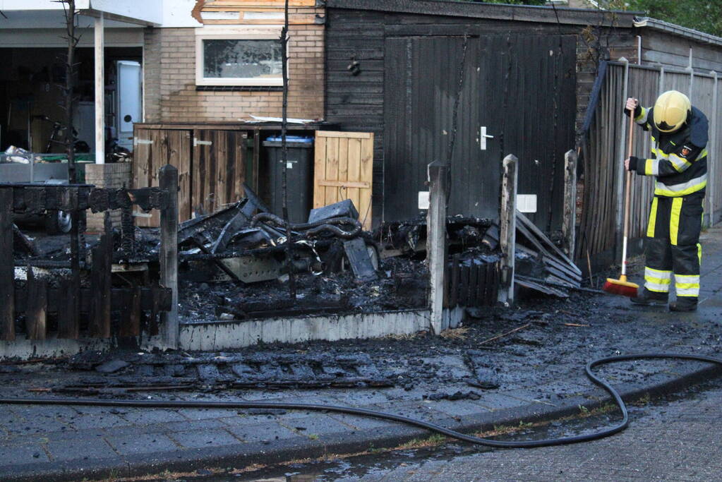 Autobrand slaat over op caravan en woning