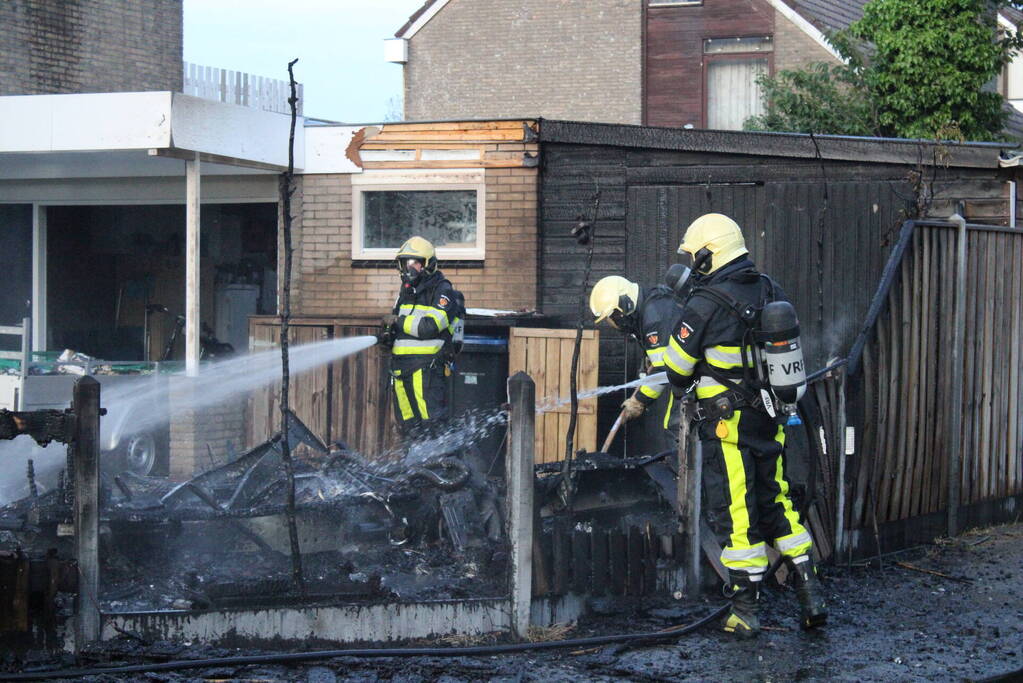 Autobrand slaat over op caravan en woning