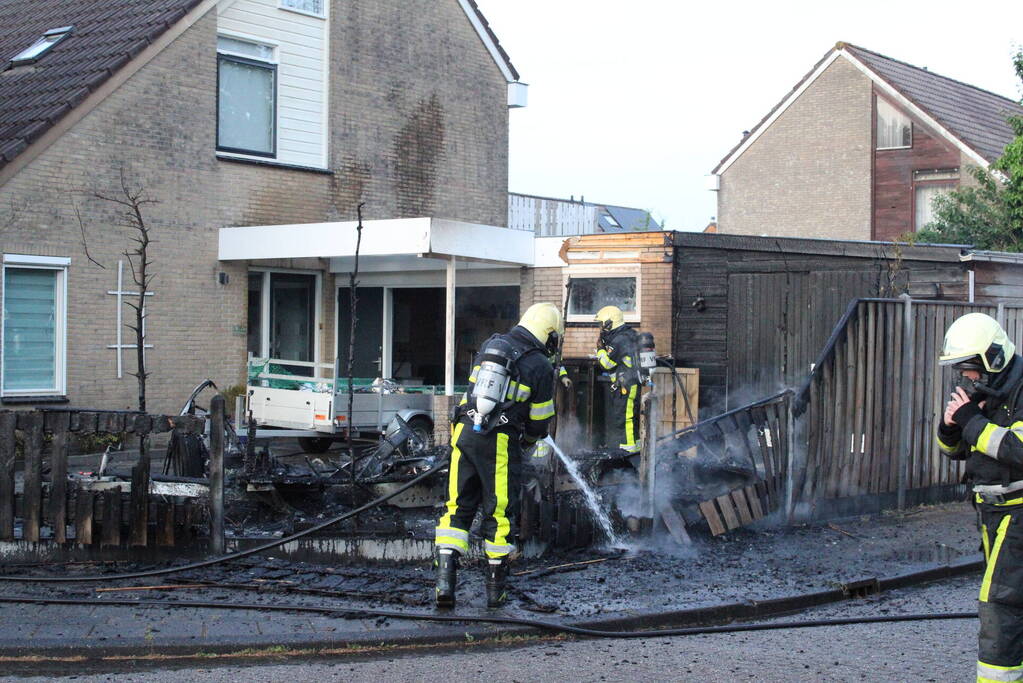 Autobrand slaat over op caravan en woning