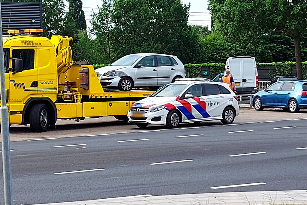 Personenwagen loopt schade op bij botsing