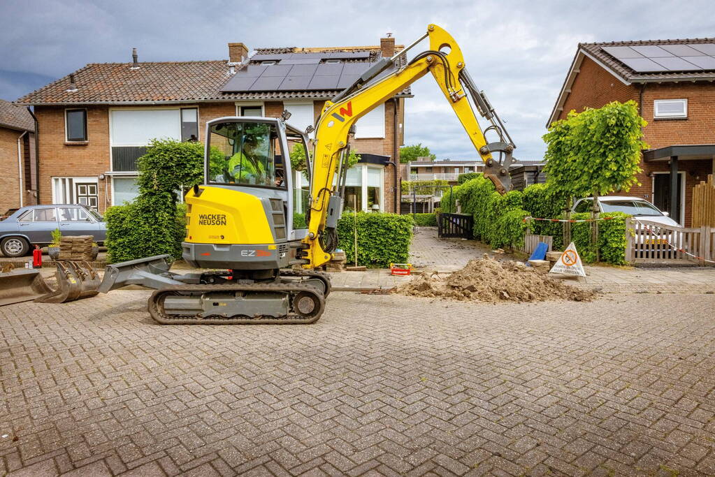 Dakpannen vliegen van dak door blikseminslag
